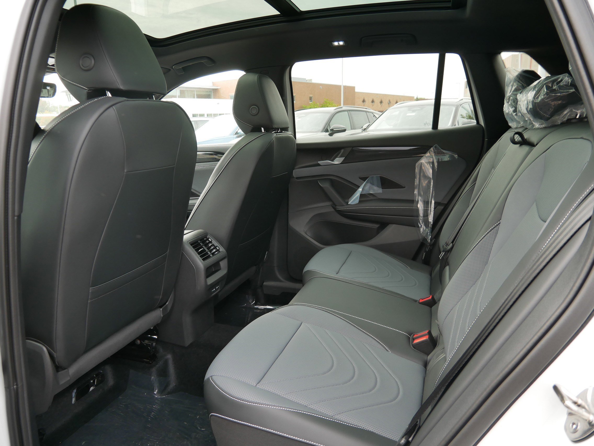 New 2025 Volkswagen Tiguan SE R-Line image 16