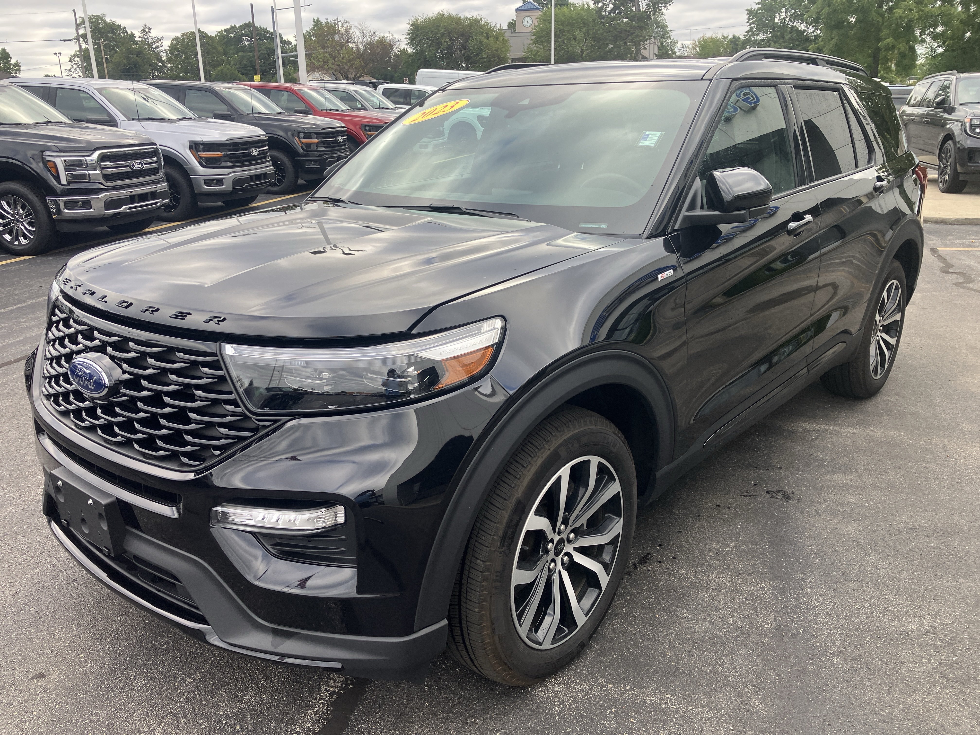 Used 2023 Ford Explorer ST-Line w/ Class IV Trailer Tow Package AWD/4WD image 3