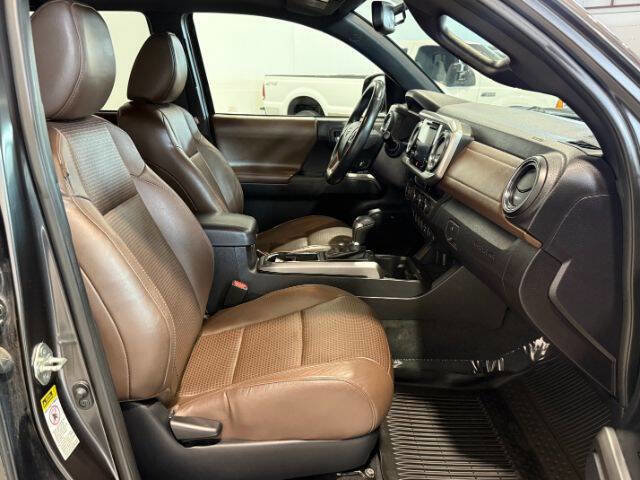 Used 2017 Toyota Tacoma Limited w/ Tow Package image 14