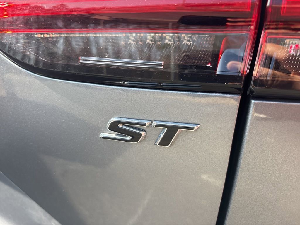 Used 2022 Buick Envision Essence w/ Sport Touring Package FWD image 31
