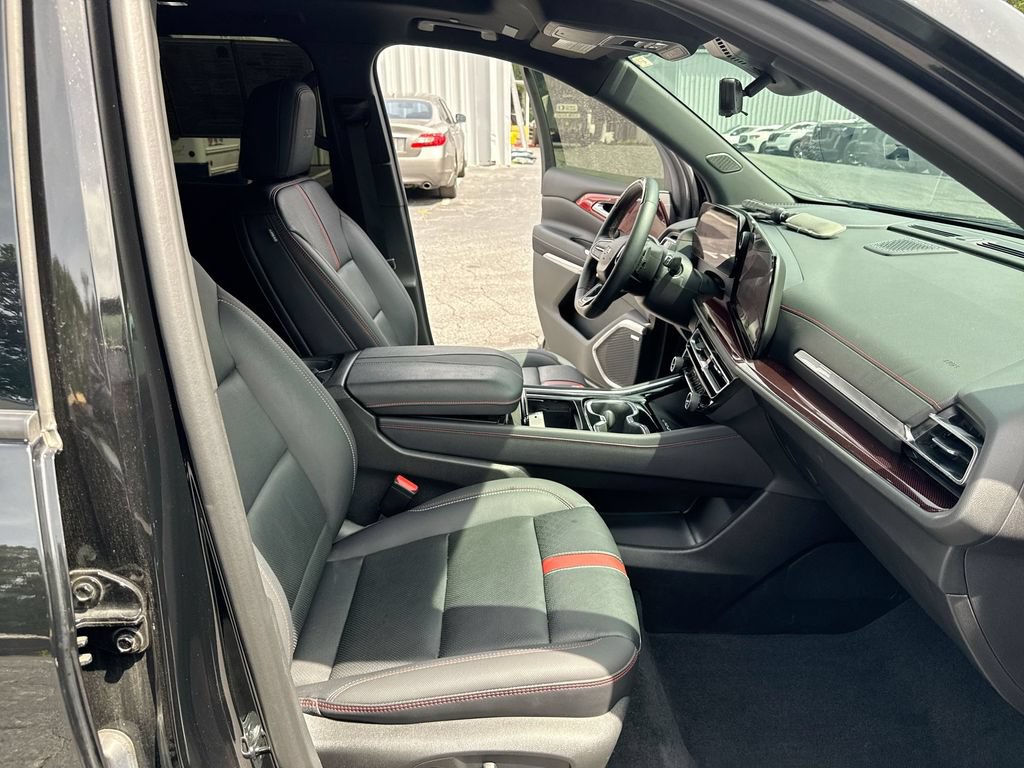 Used 2025 Chevrolet Traverse RS FWD image 32