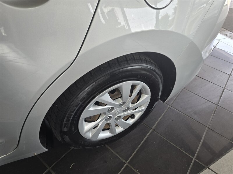 Used 2017 Hyundai Elantra SE FWD image 27