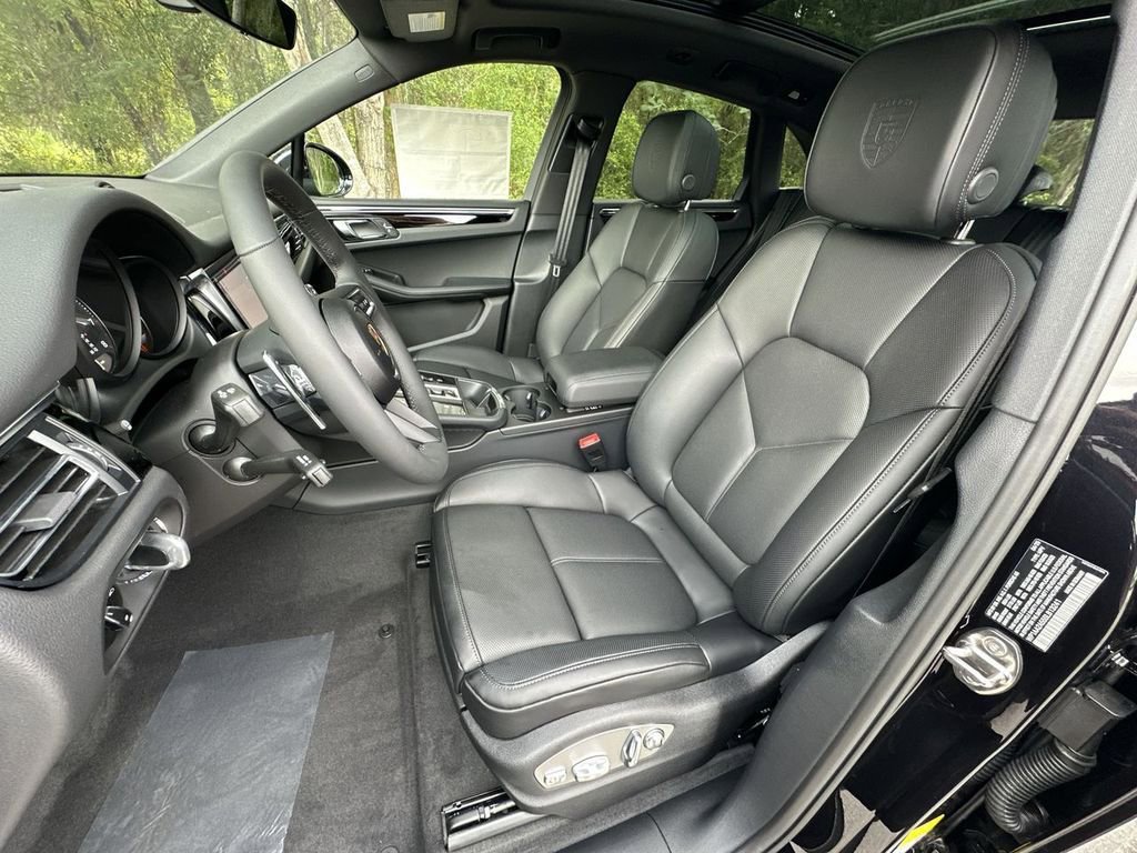 Certified 2025 Porsche Macan image 5