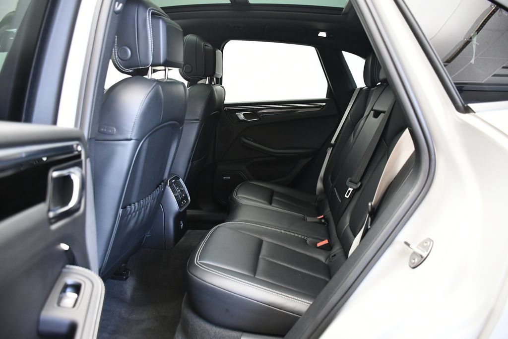 Certified 2024 Porsche Macan AWD/4WD image 40