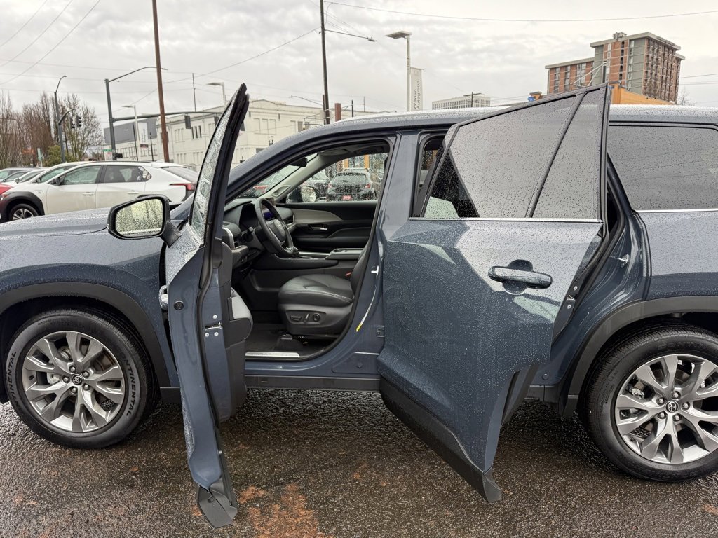 Certified 2025 Toyota Grand Highlander FWD image 19