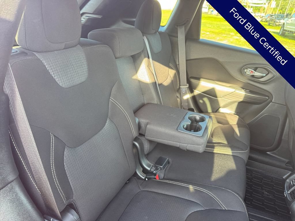 Used 2017 Jeep Cherokee Latitude w/ Comfort/Convenience Group FWD image 33