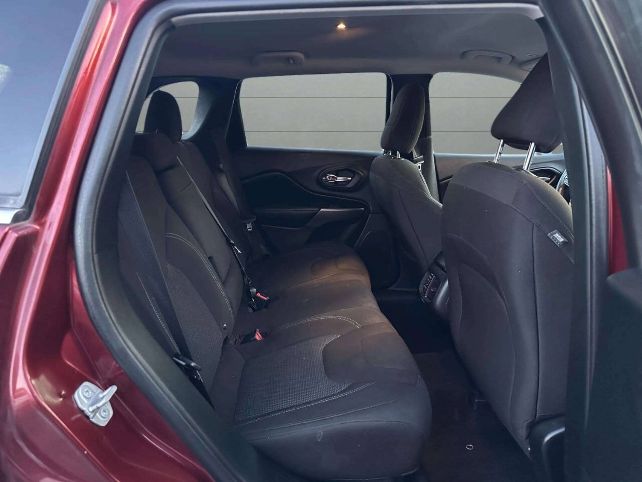 Used 2019 Jeep Cherokee Latitude w/ Popular Appearance Group FWD image 20