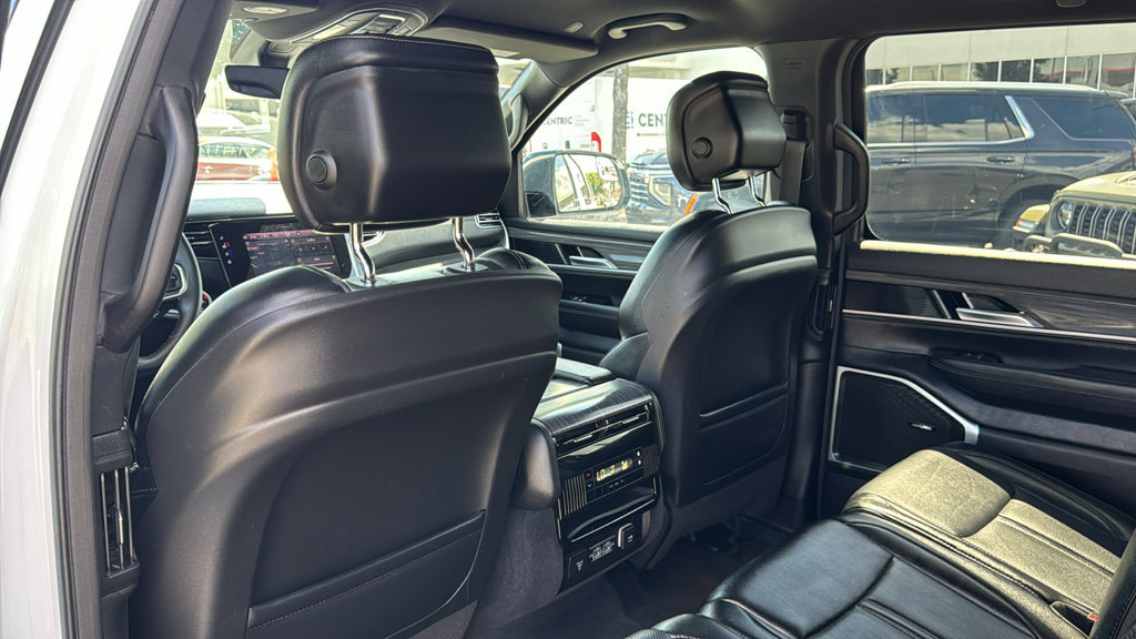 Used 2024 Jeep Wagoneer L Series II RWD image 17