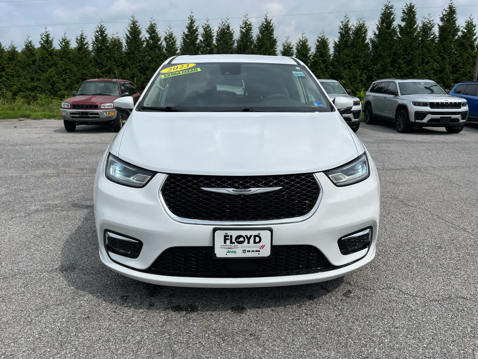 Used 2023 Chrysler Pacifica Touring-L FWD image 8
