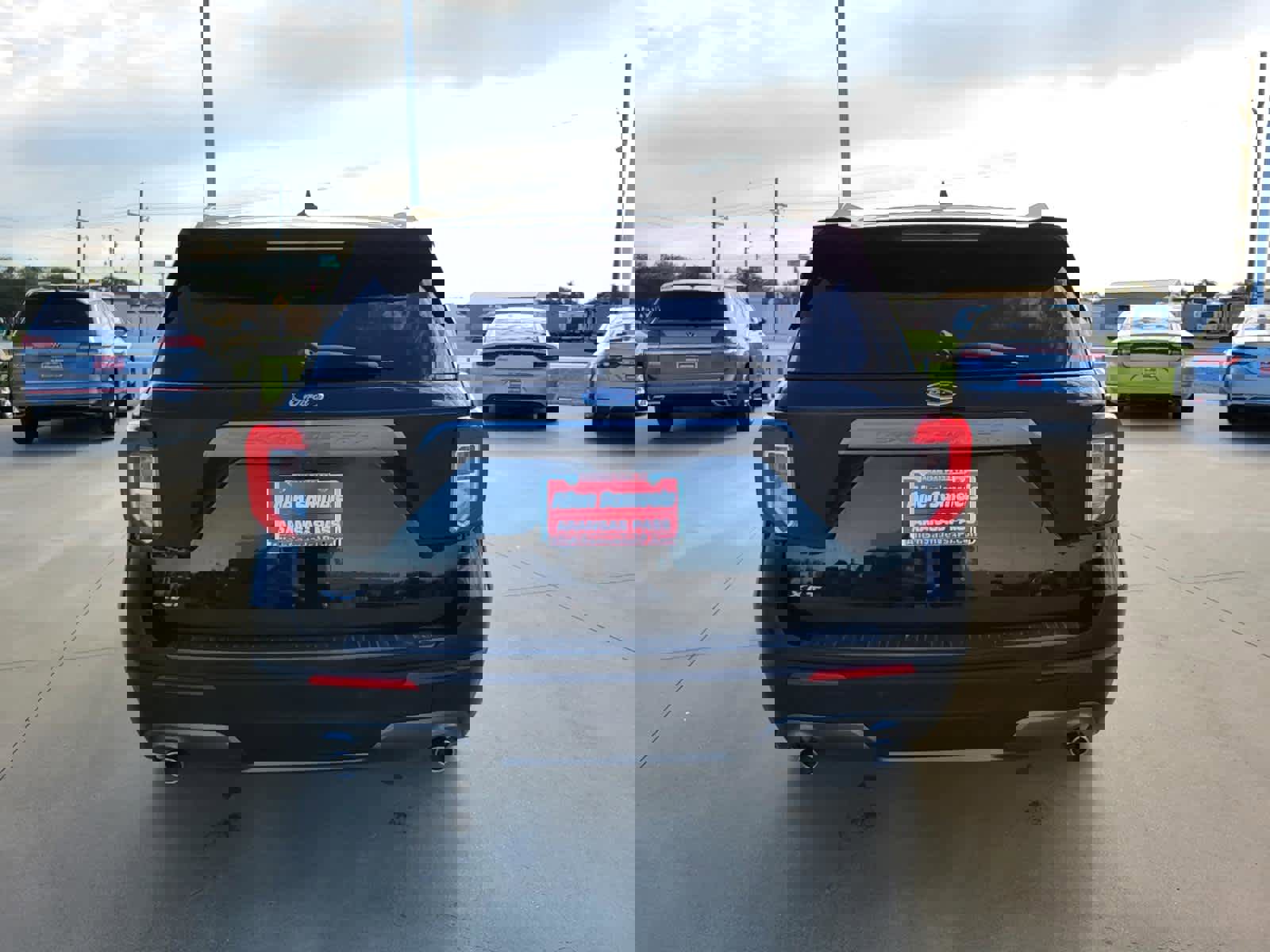 Used 2023 Ford Explorer XLT w/ Equipment Group 202A image 4