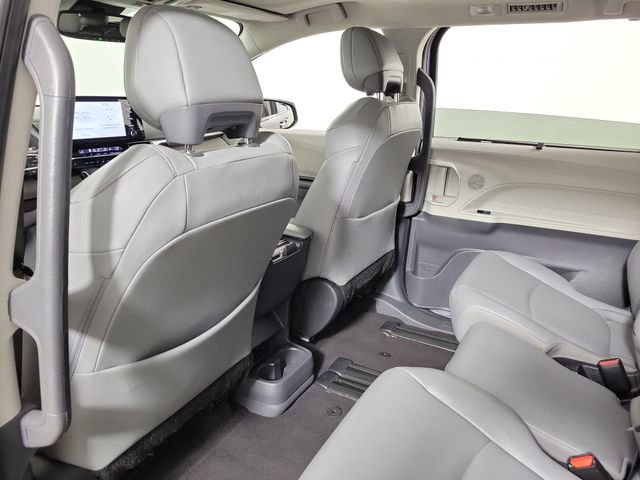 Used 2024 Toyota Sienna XLE FWD image 11