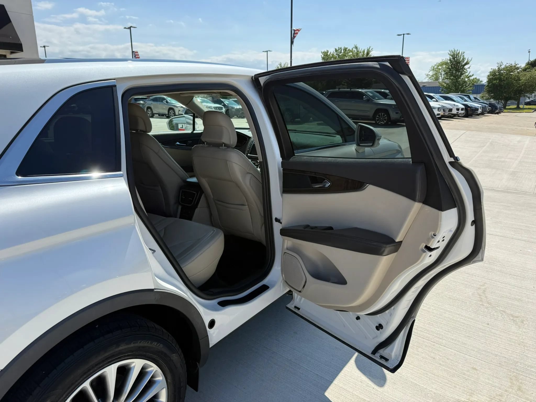 Used 2016 Lincoln MKX Select w/ Select Plus Package AWD/4WD image 23