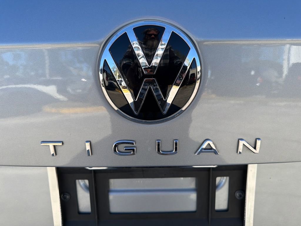 Used 2022 Volkswagen Tiguan SE R-Line image 9
