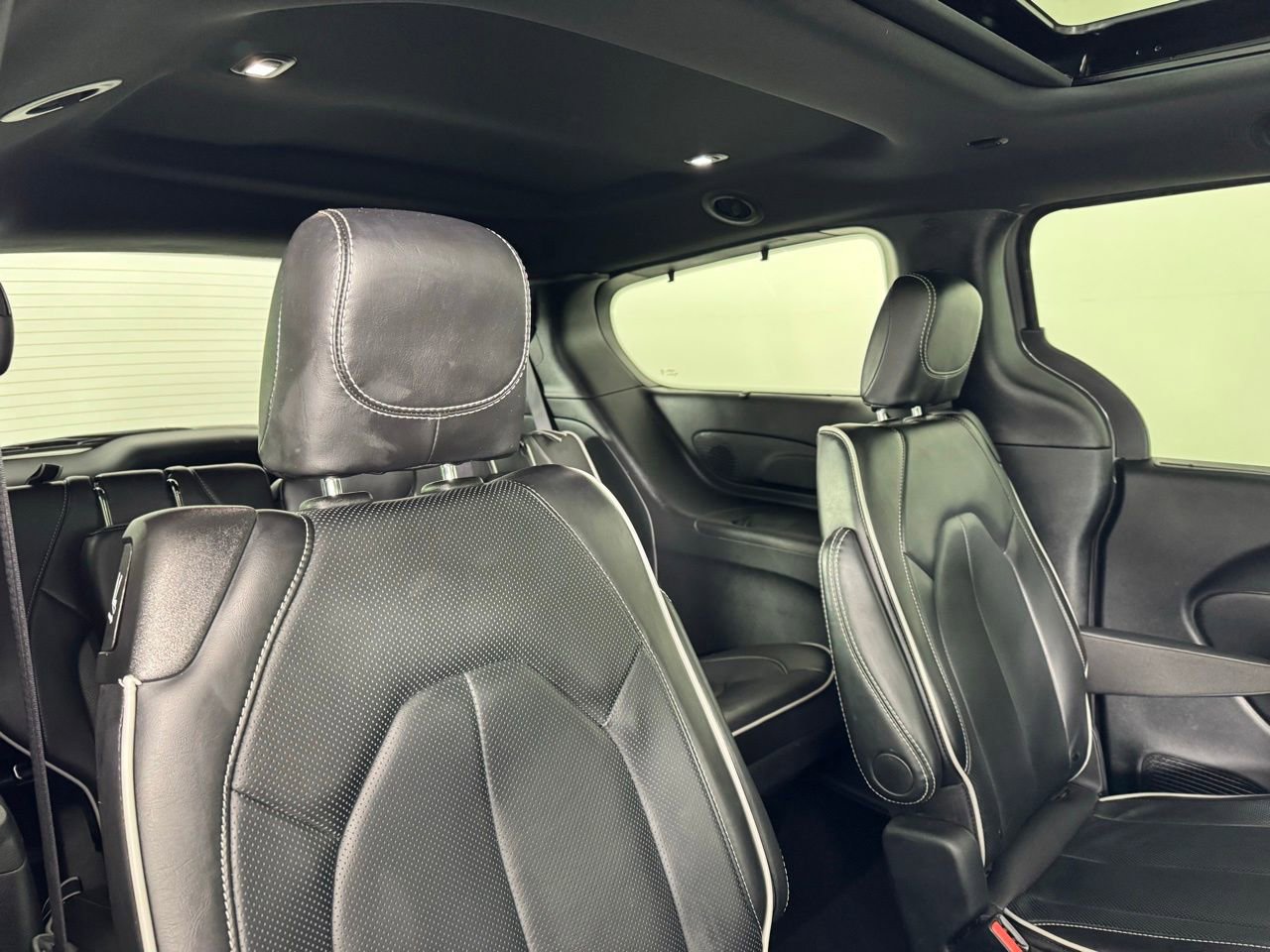 Used 2025 Chrysler Pacifica Limited image 28