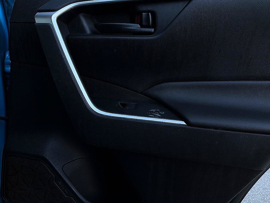 Used 2019 Toyota RAV4 LE FWD image 25