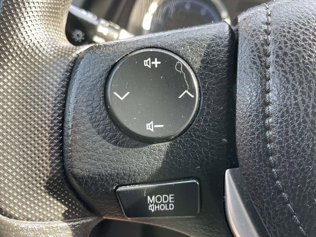 Used 2017 Toyota Corolla LE image 29