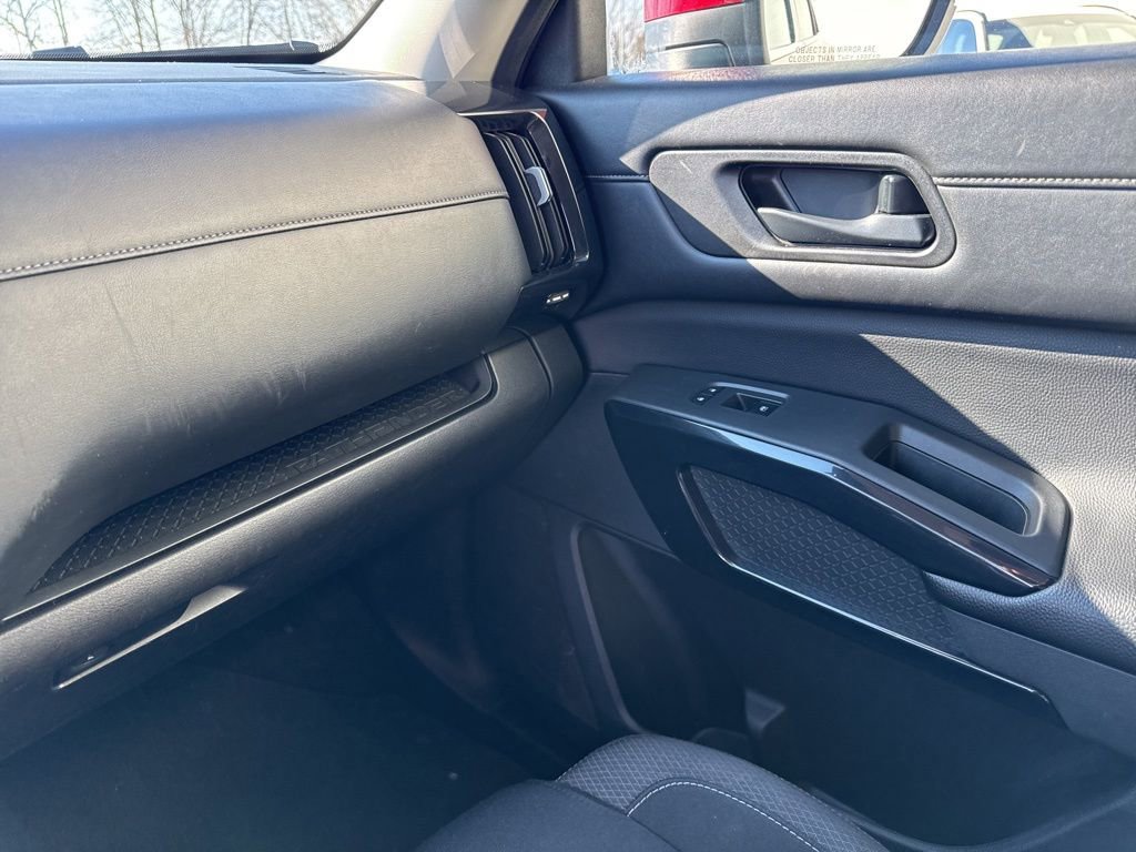 Used 2024 Nissan Pathfinder SV image 29