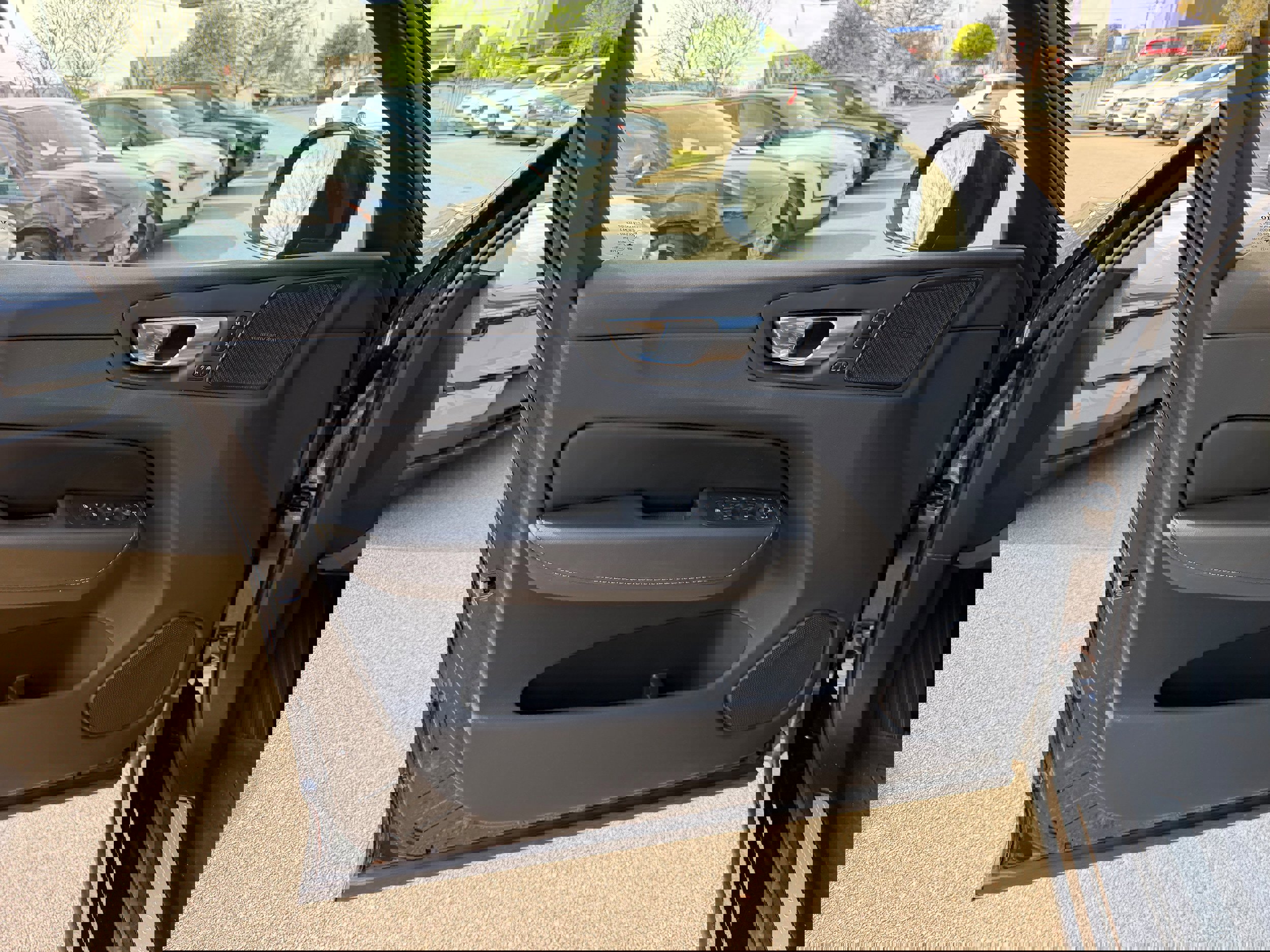 Certified 2024 Volvo XC60 B5 Ultimate image 24