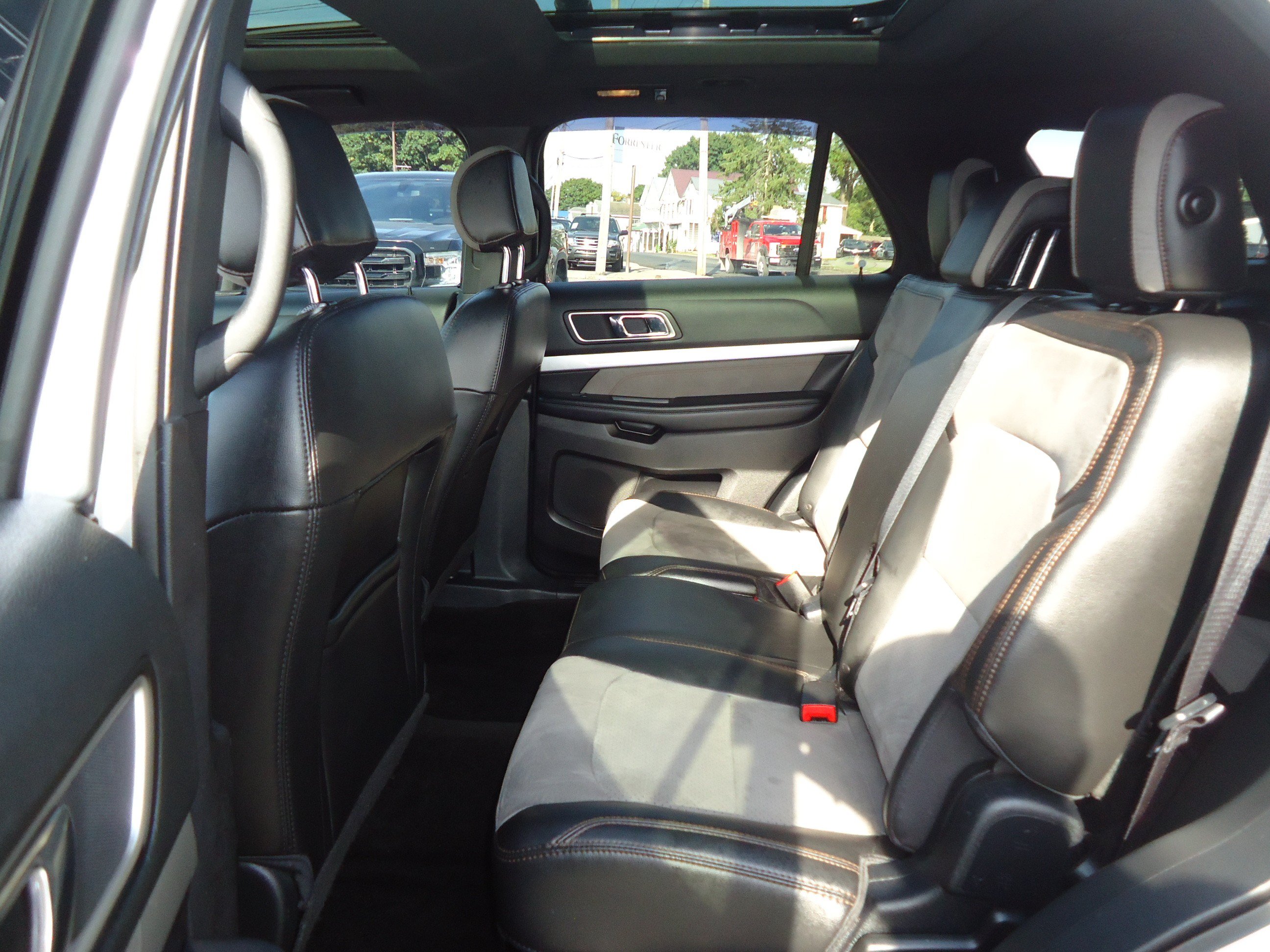 Used 2017 Ford Explorer XLT w/ Equipment Group 202A AWD/4WD image 27