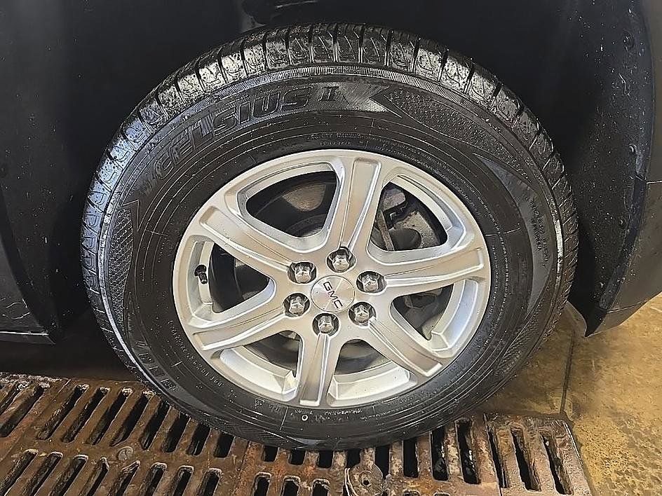 Used 2018 GMC Acadia SLE image 39