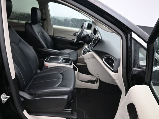 Used 2024 Chrysler Pacifica Touring-L image 8