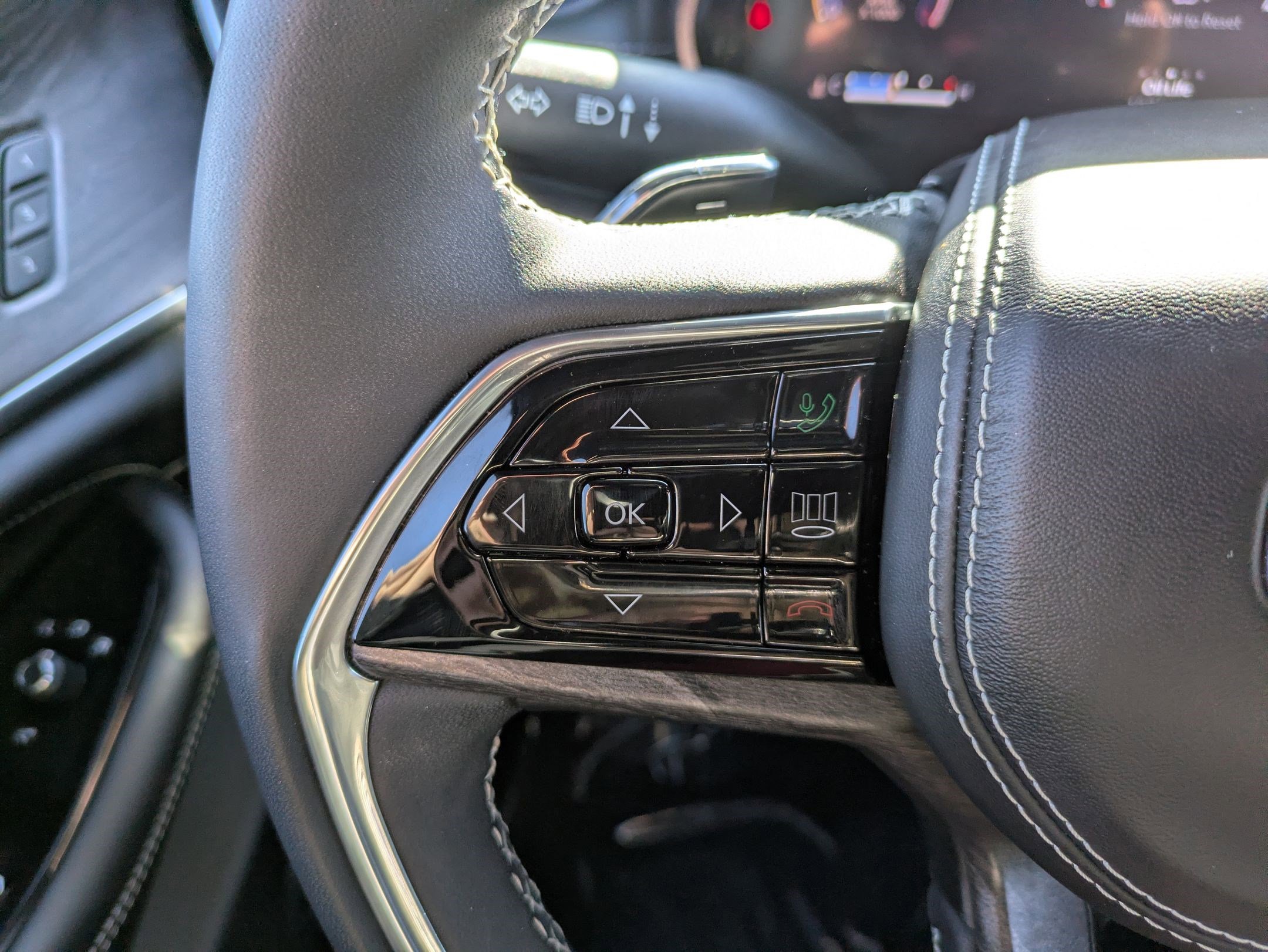 Used 2023 Jeep Grand Cherokee L Overland image 18