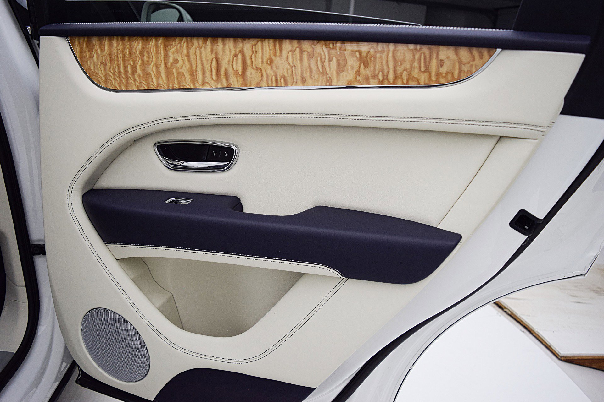 Used 2024 Bentley Bentayga AWD/4WD image 40