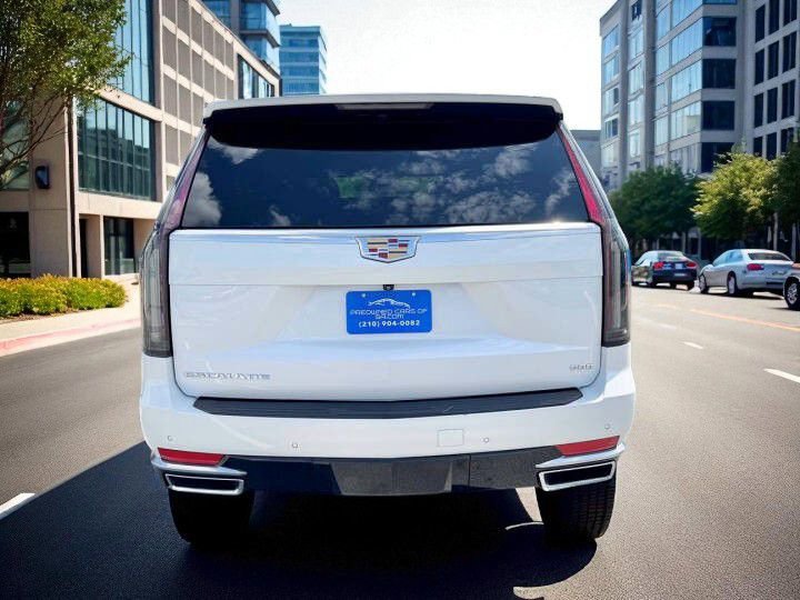 Used 2021 Cadillac Escalade Luxury image 4