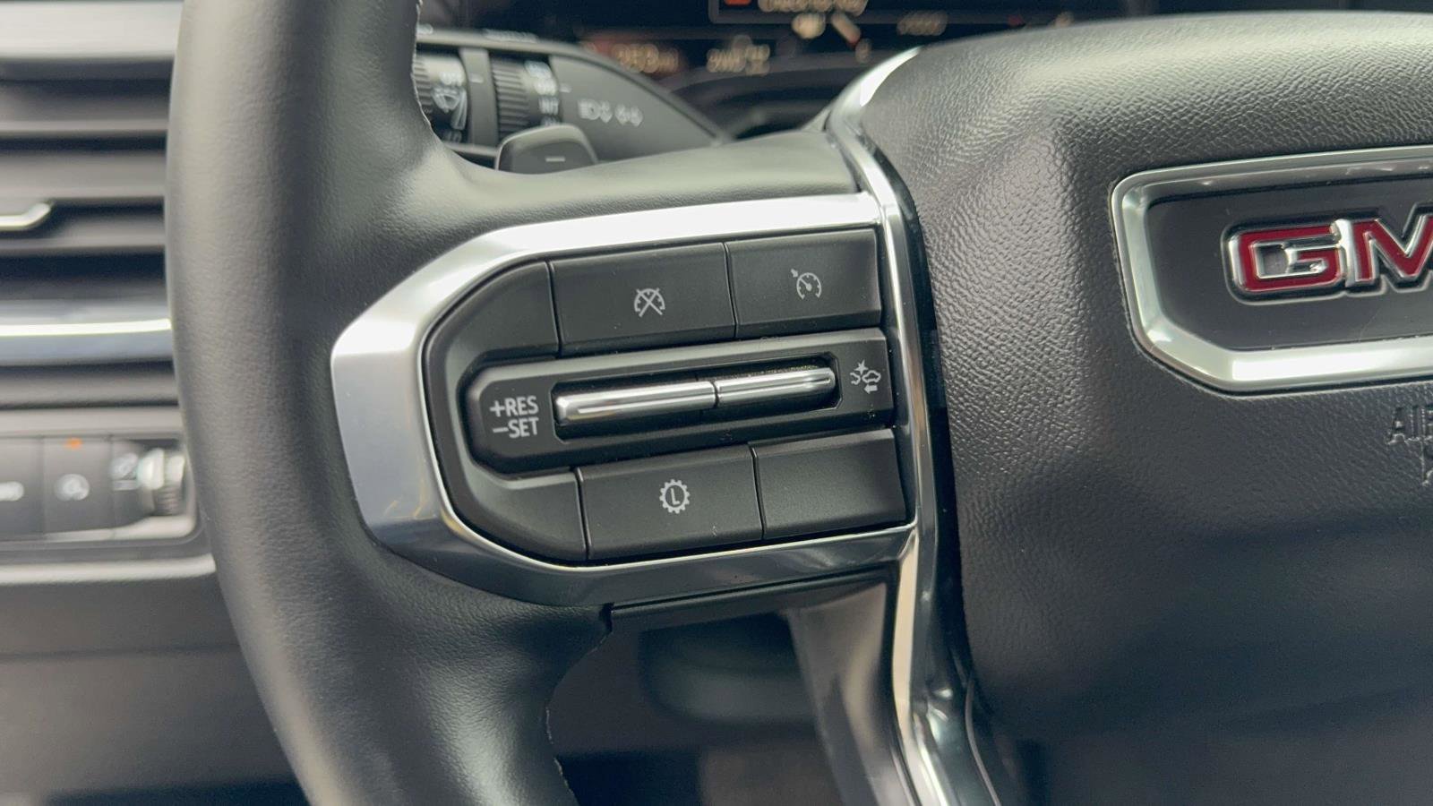 Used 2025 GMC Acadia Elevation w/ Elevation Premium Package image 17