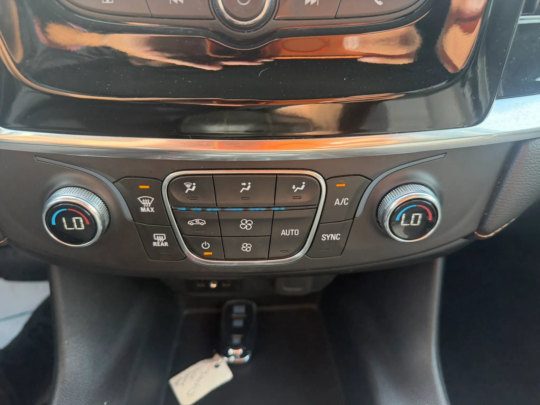 Used 2020 Chevrolet Traverse LS AWD/4WD image 19