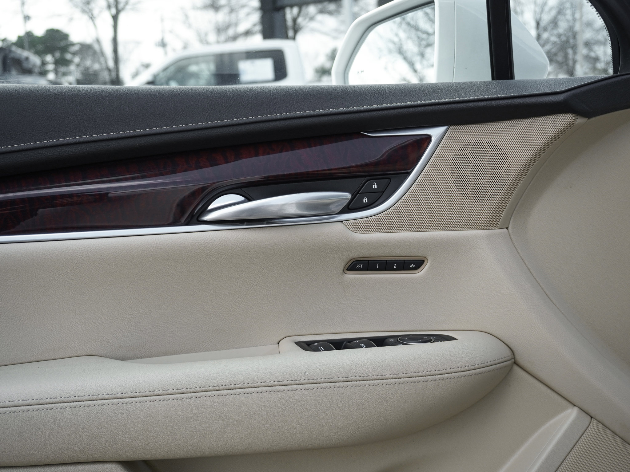 Used 2018 Cadillac XT5 Luxury w/ Driver Awareness Package image 15