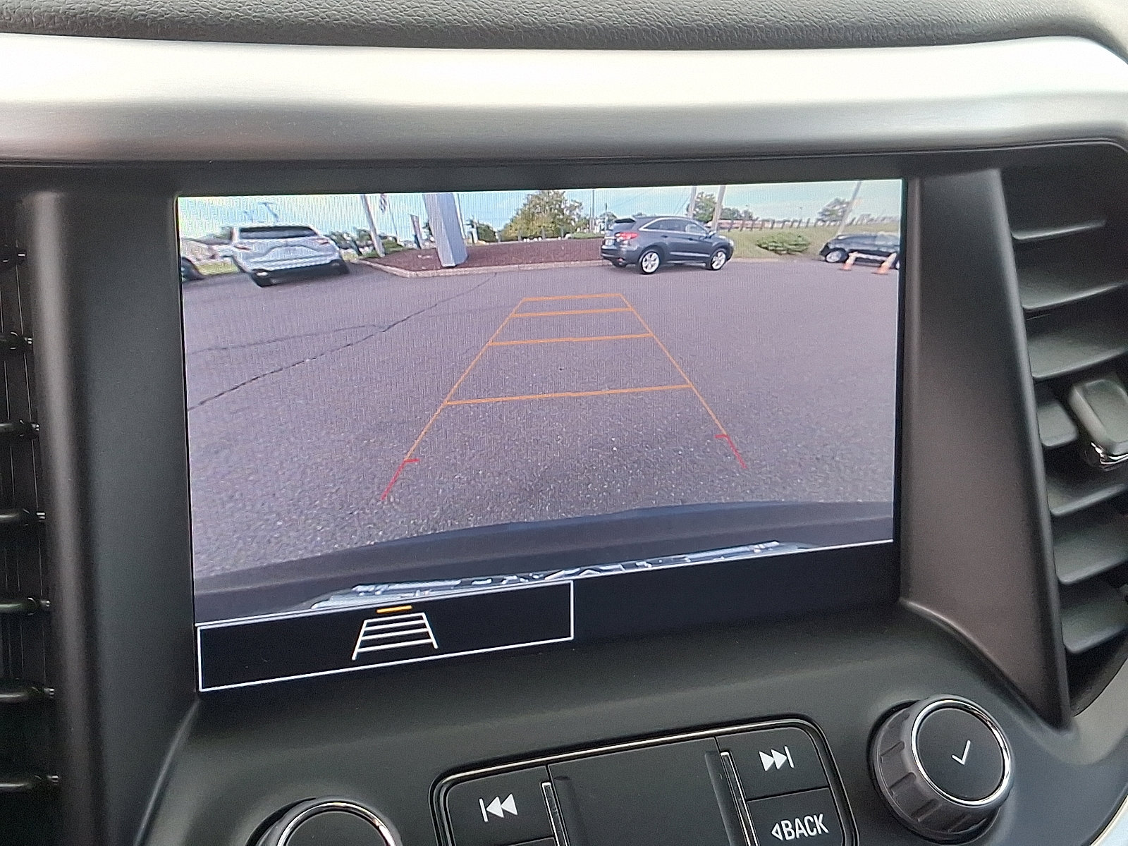 Used 2023 GMC Acadia SLE image 19