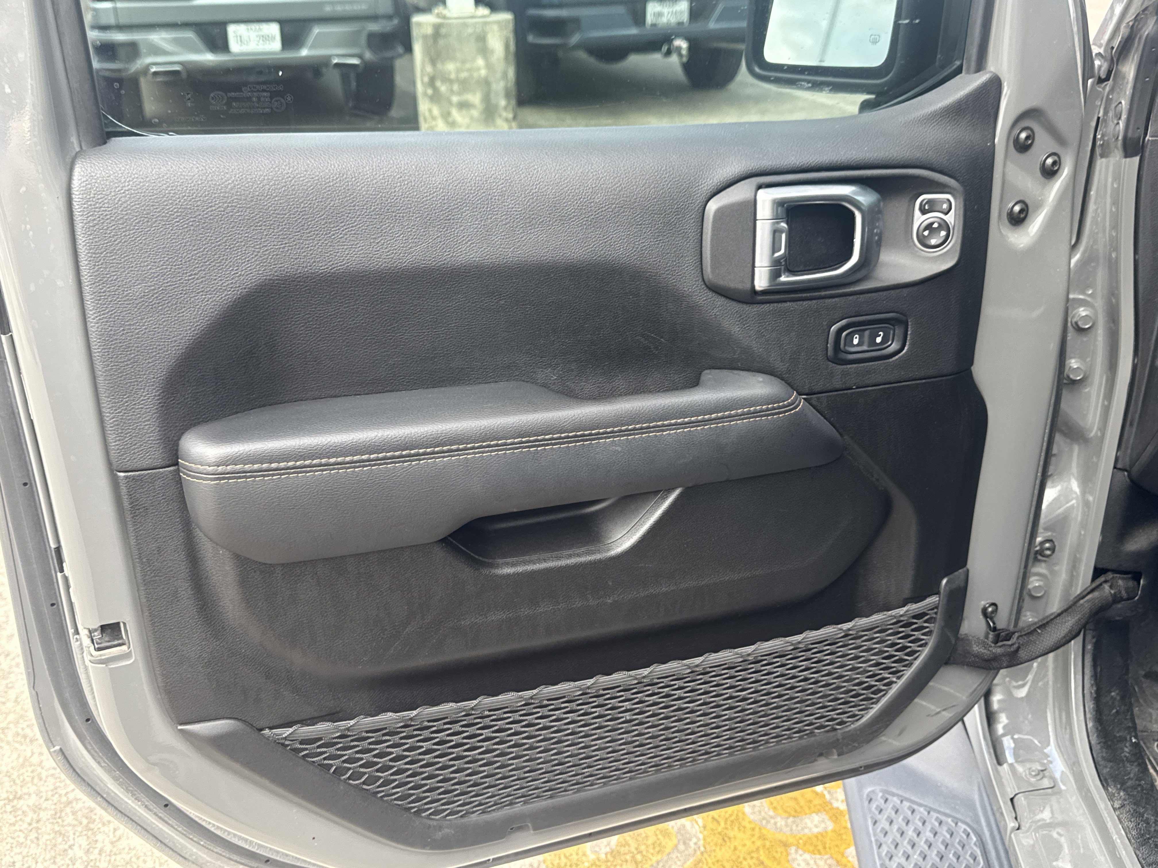 Used 2023 Jeep Gladiator Overland image 3