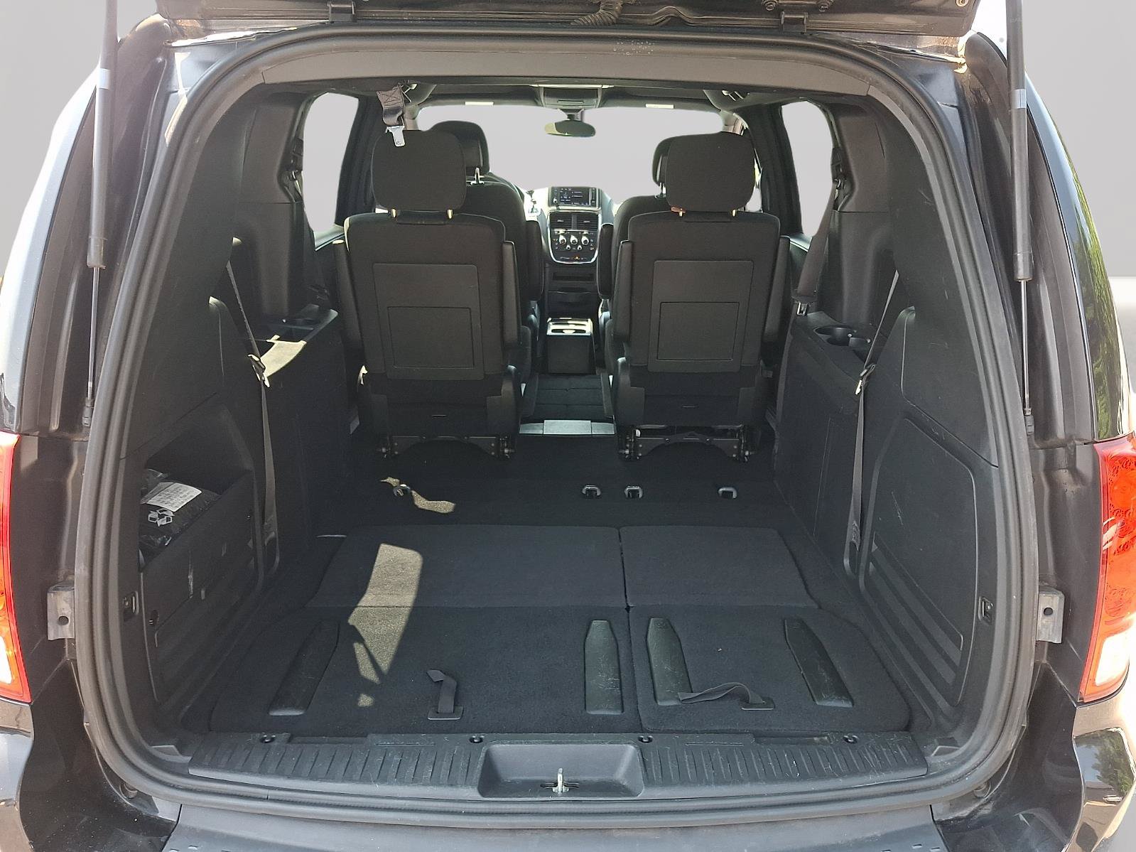 Used 2018 Dodge Grand Caravan SE FWD image 24