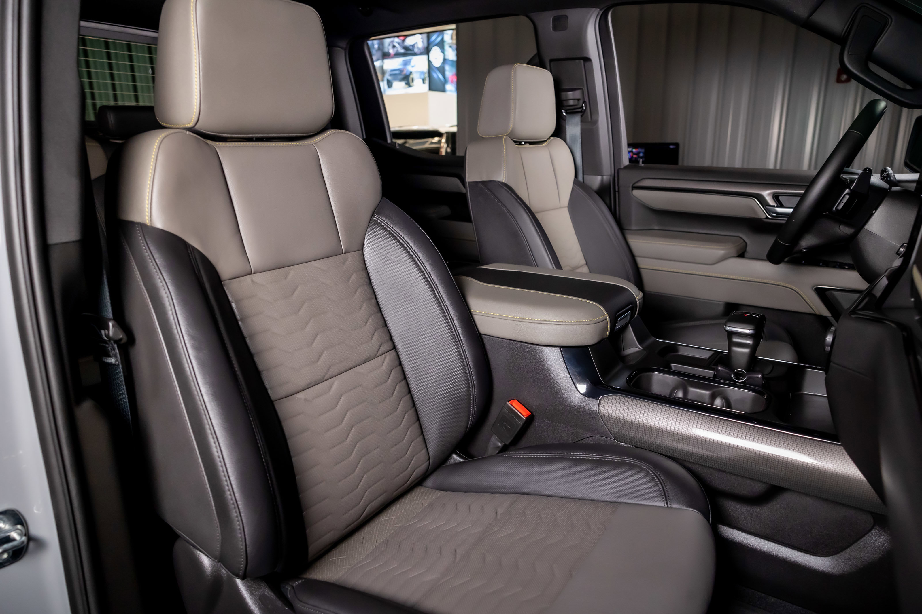Used 2025 Chevrolet Silverado 1500 ZR2 w/ Technology Package image 27