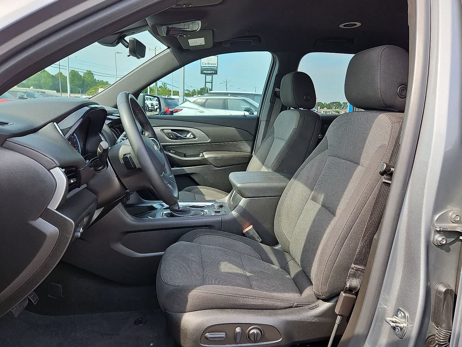 Used 2023 Chevrolet Traverse LT FWD image 24