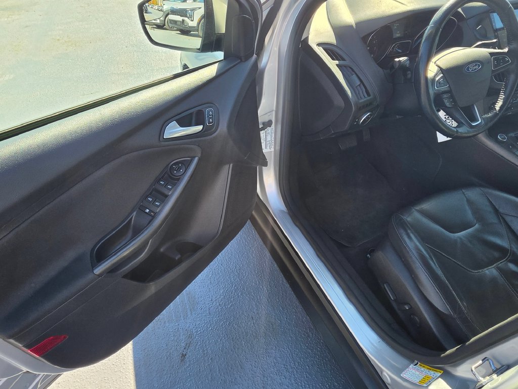 Used 2015 Ford Focus SE w/ Equipment Group 201A FWD image 19
