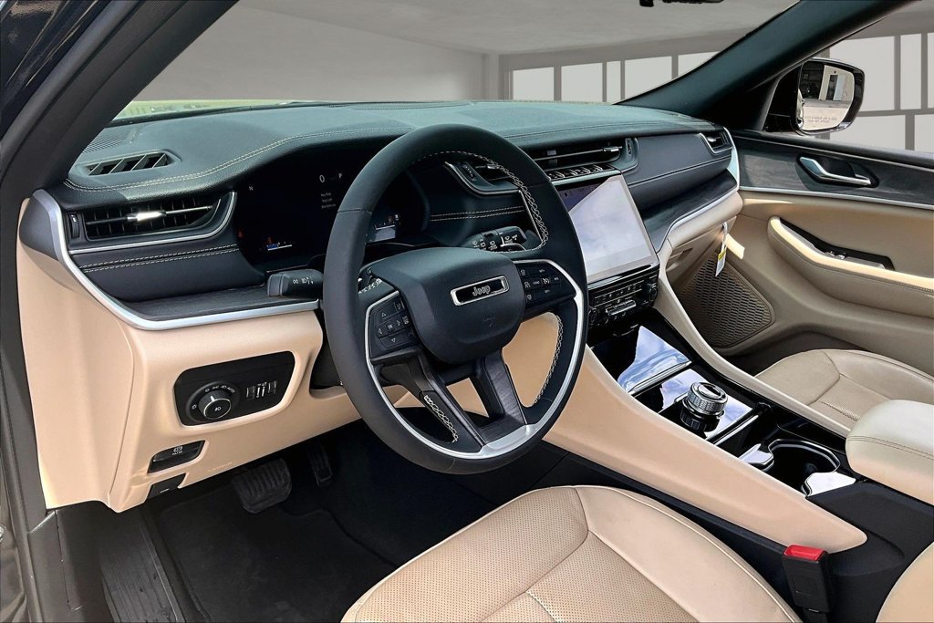 Used 2023 Jeep Grand Cherokee Limited w/ Luxury Tech Group II RWD image 16