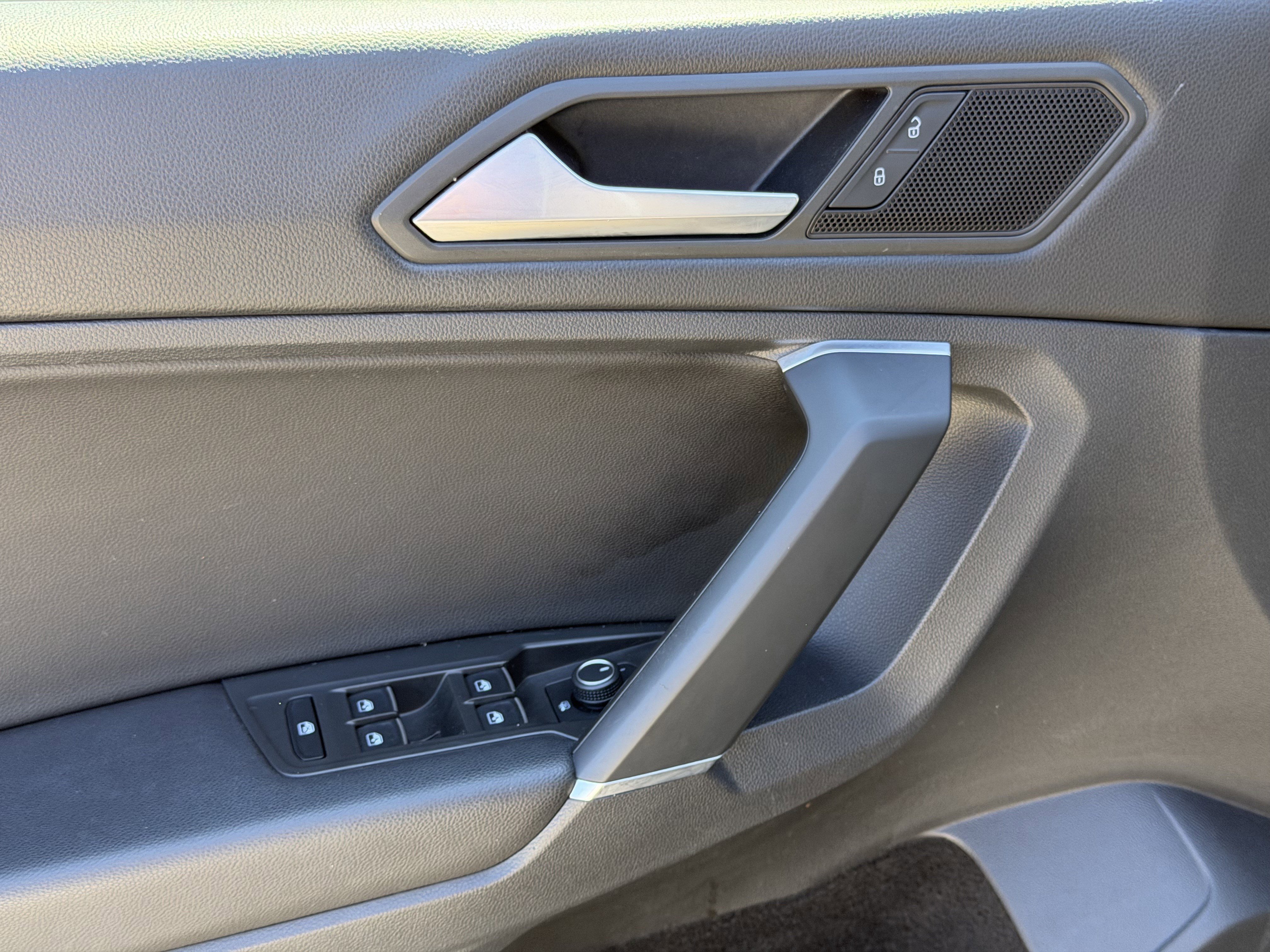 Used 2020 Volkswagen Tiguan SE w/ Panoramic Sunroof Package image 12