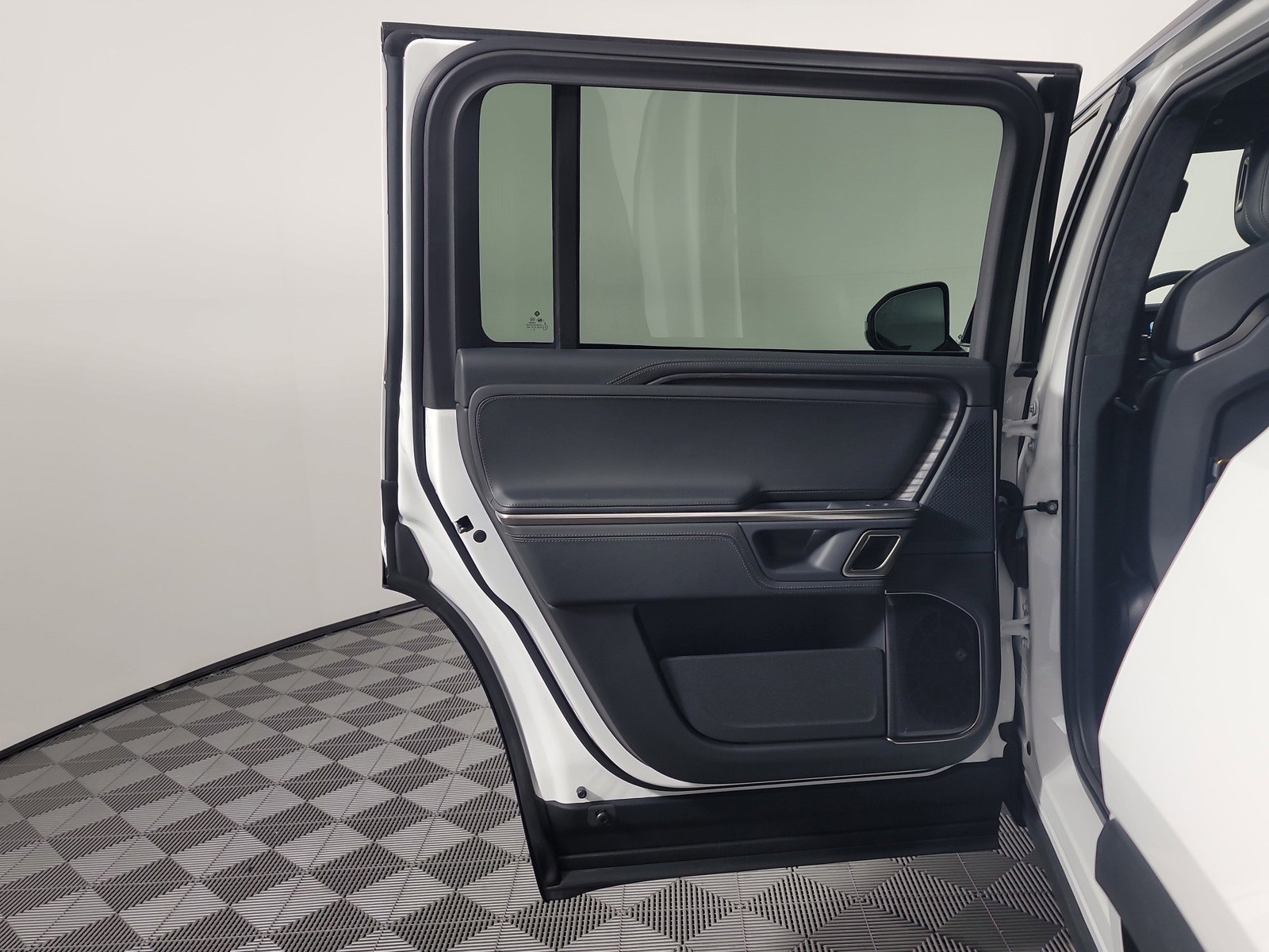 Used 2024 Rivian R1S Adventure image 17