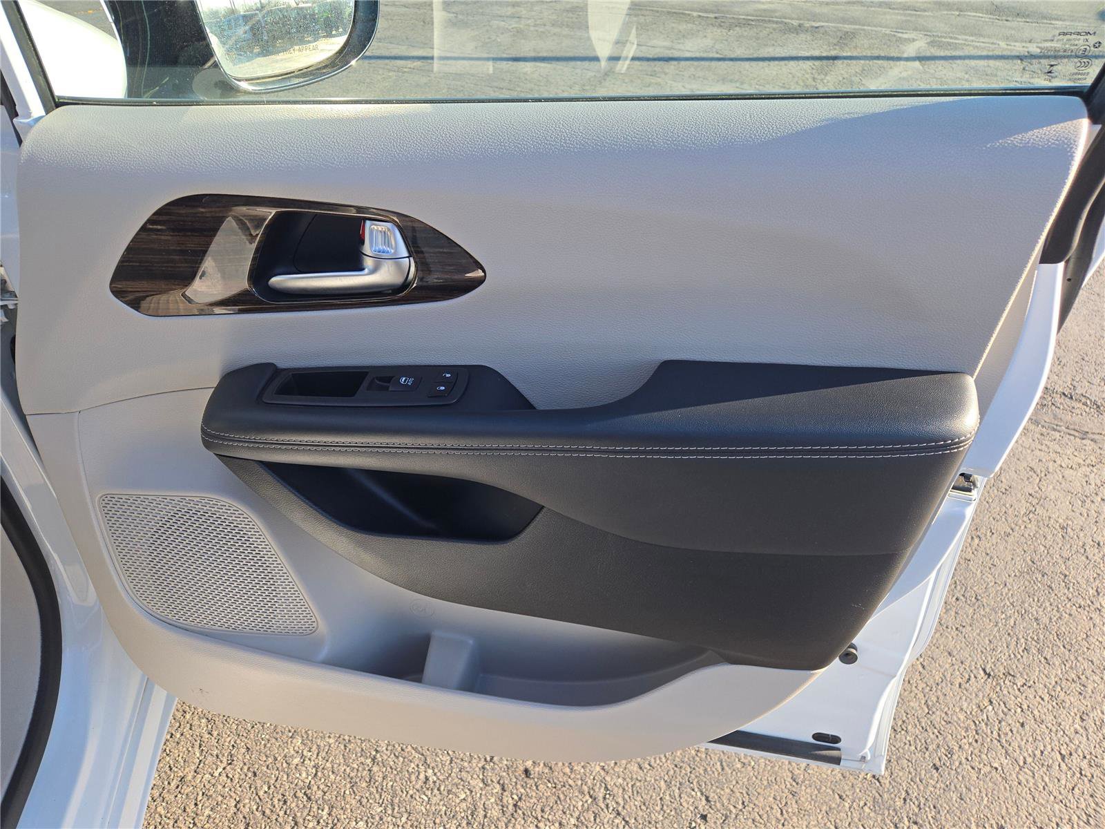 Certified 2023 Chrysler Pacifica Limited FWD image 8
