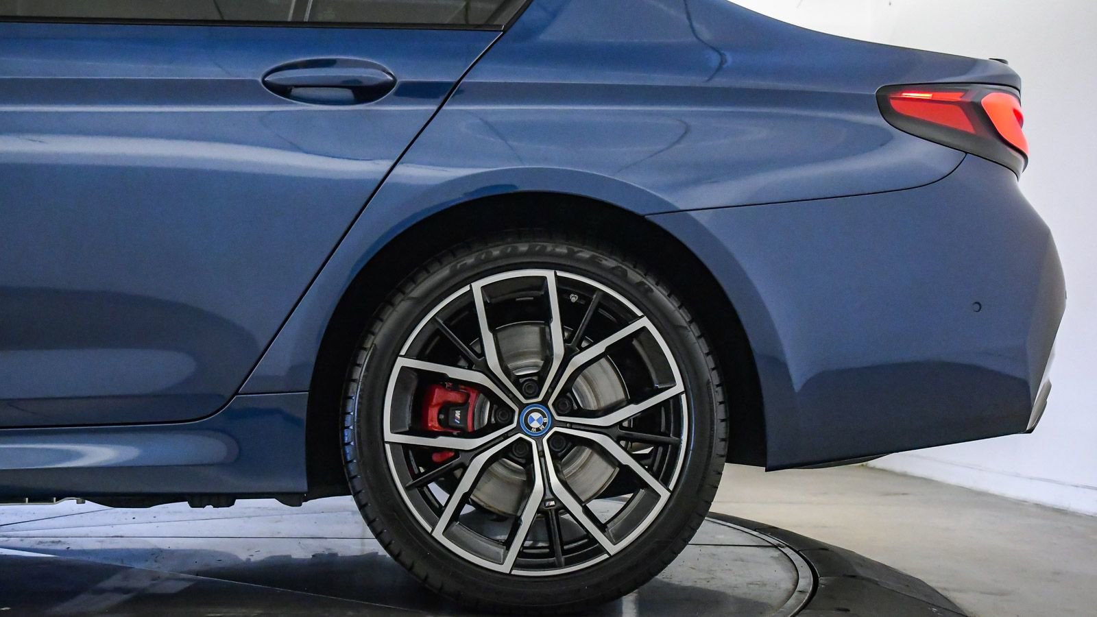 Certified 2023 BMW 530e w/ M Sport Package image 11