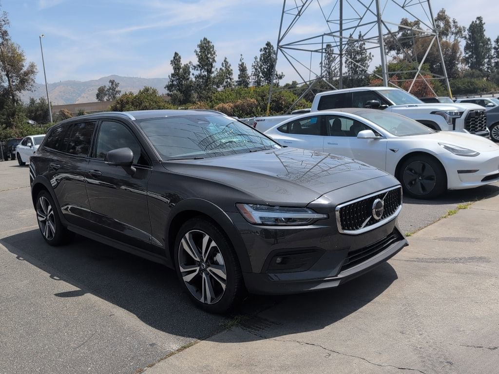 Used 2025 Volvo V60 B5 Cross Country Plus AWD/4WD image 3
