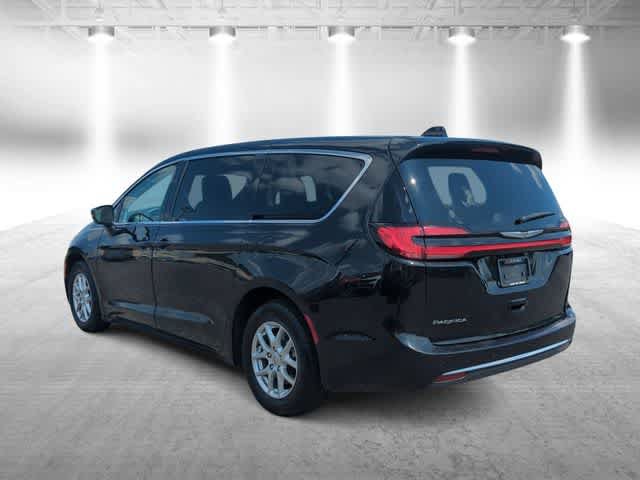 Used 2023 Chrysler Pacifica Touring-L FWD image 6