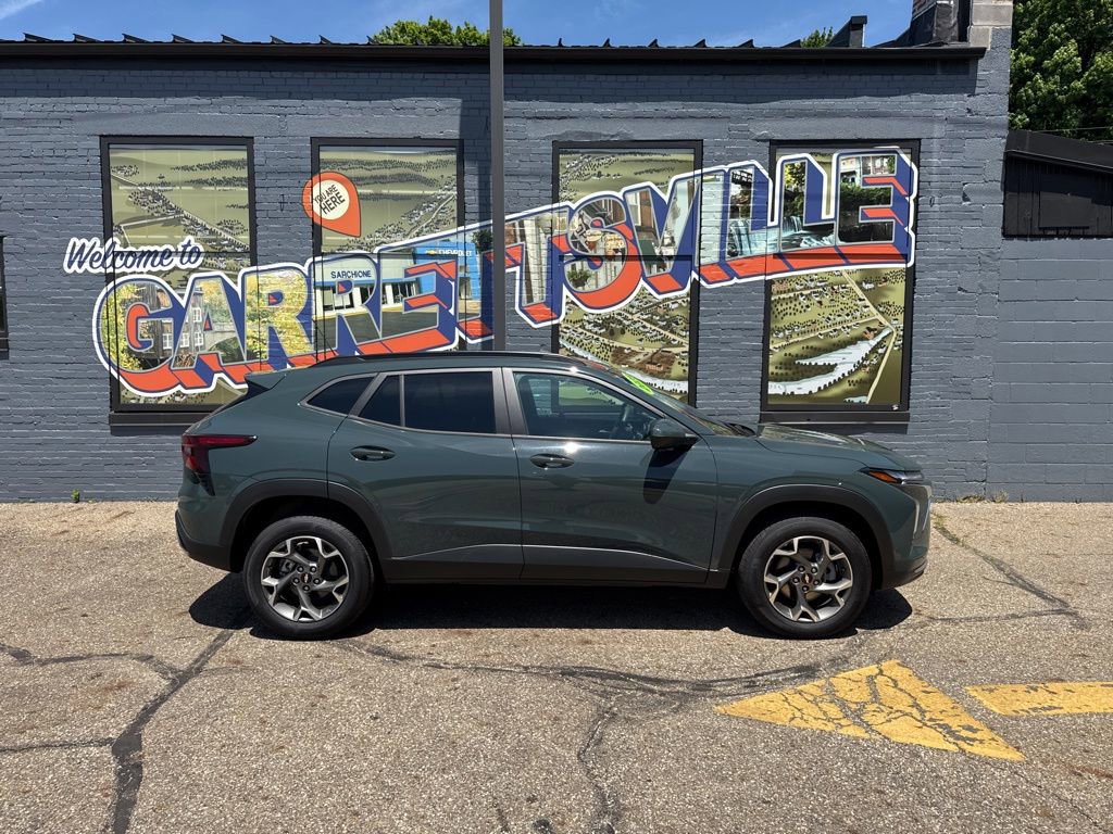 Used 2025 Chevrolet Trax LT FWD image 30