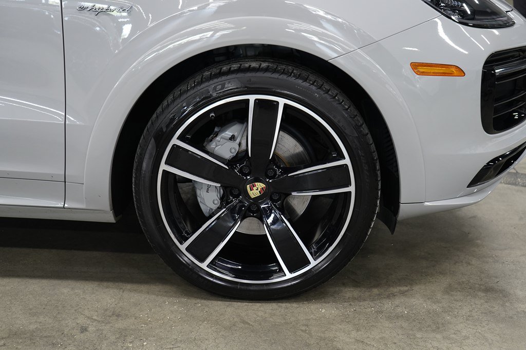 Used 2023 Porsche Cayenne Platinum Edition AWD/4WD image 32
