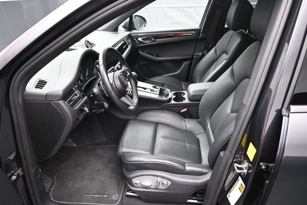 Certified 2025 Porsche Macan AWD/4WD image 7