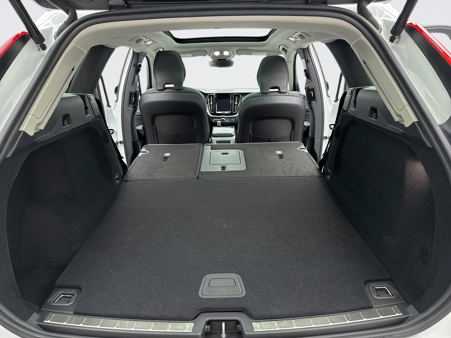 Used 2025 Volvo XC60 B5 Plus image 23