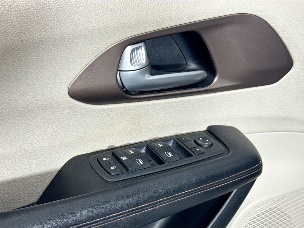 Used 2018 Chrysler Pacifica Touring-L FWD image 21