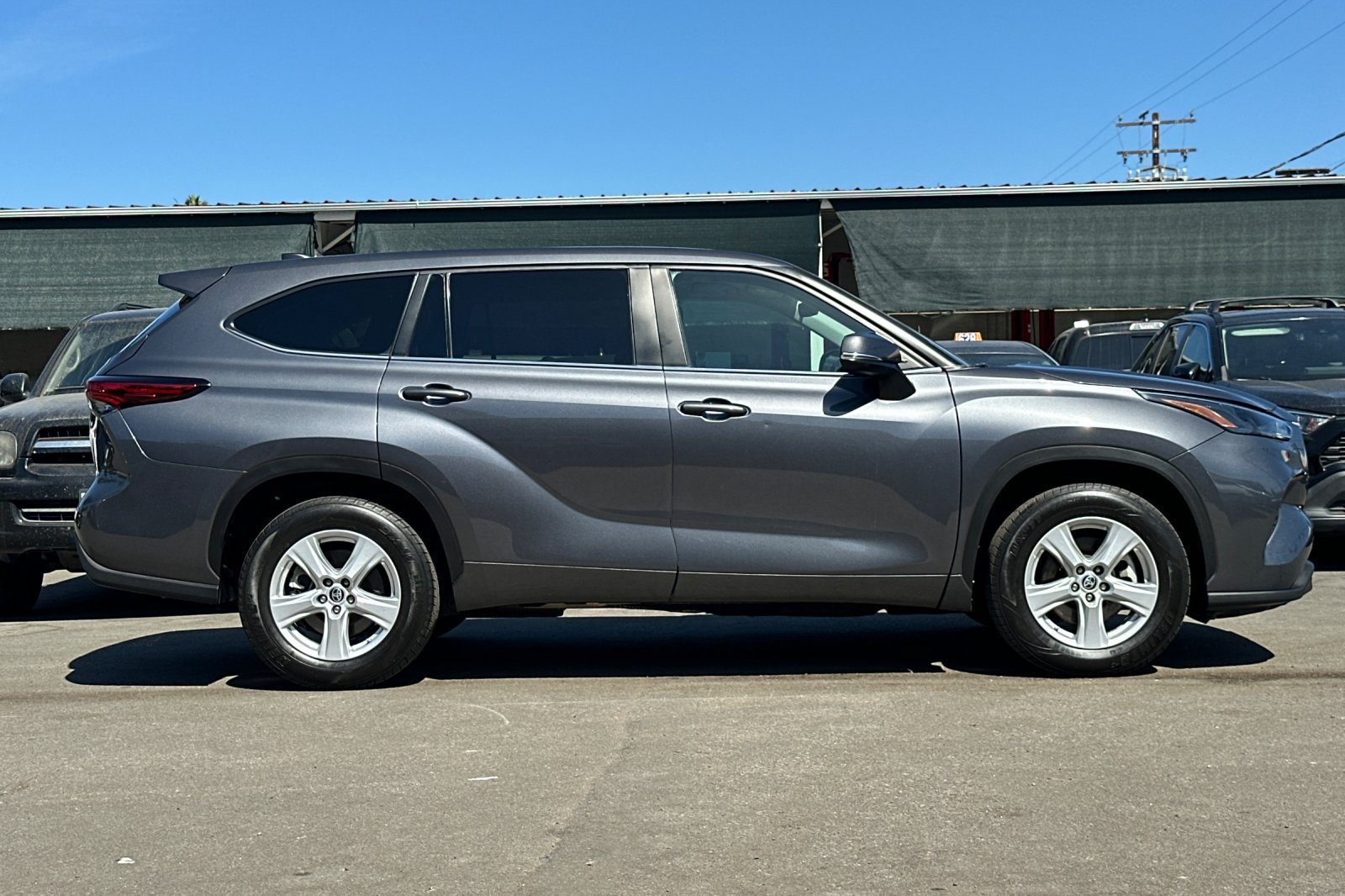 Used 2023 Toyota Highlander LE FWD image 3
